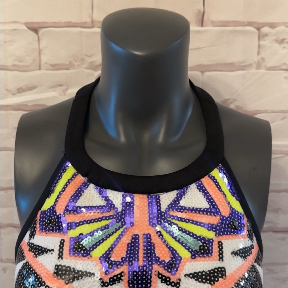 Geometric Patterned Crop Top - Picture 2 of 4